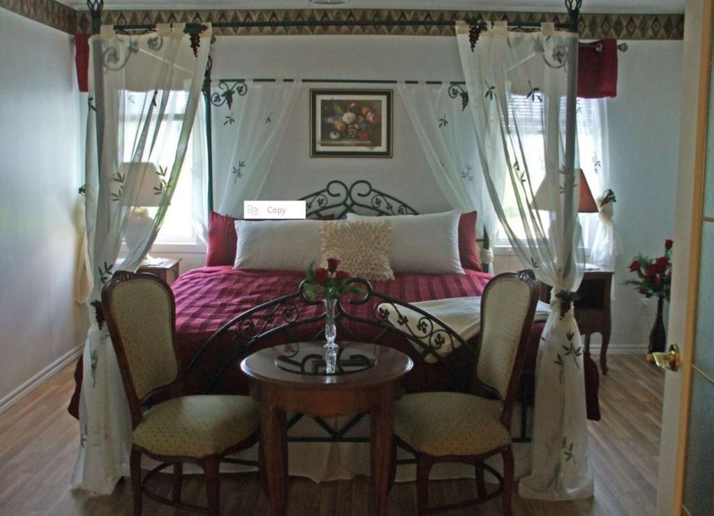 Cote St-Hermas Gite Au Vignoble Mirabel Room photo