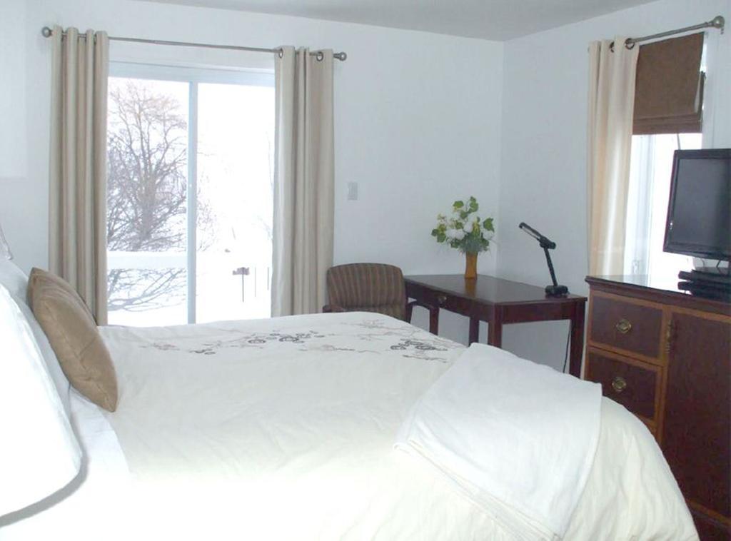 Cote St-Hermas Gite Au Vignoble Mirabel Room photo